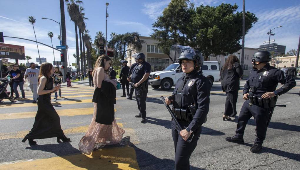 Piden por los niños en Palestina afuera del teatro Dolby de Los Ángeles