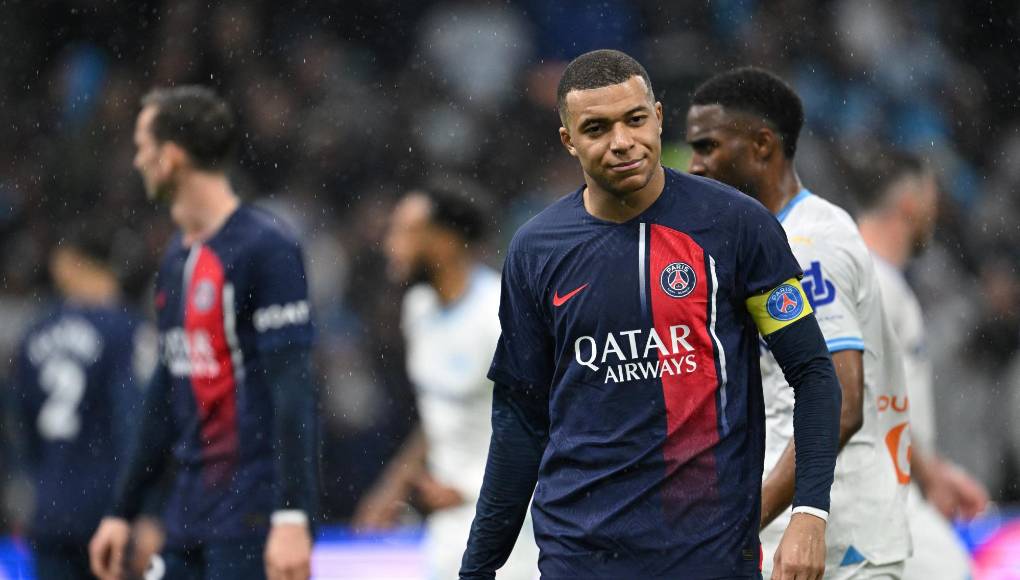 Mbappé no dirige la palabra ni voltea a ver a Luis Enrique luego de sustituirlo en triunfo de PSG