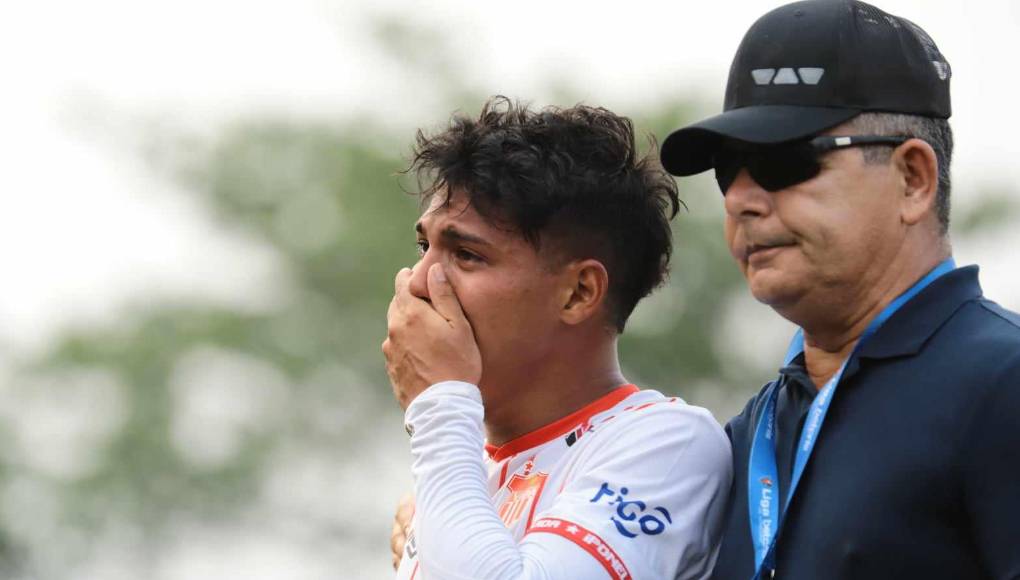 Desgarradoras imágenes de jugadores del Vida tras descender a segunda división