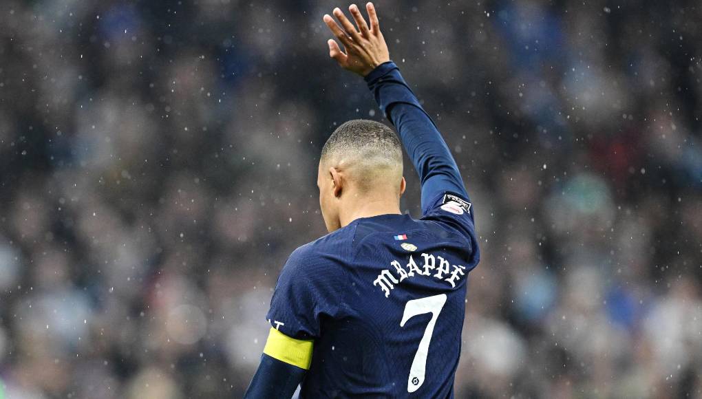 Mbappé no dirige la palabra ni voltea a ver a Luis Enrique luego de sustituirlo en triunfo de PSG