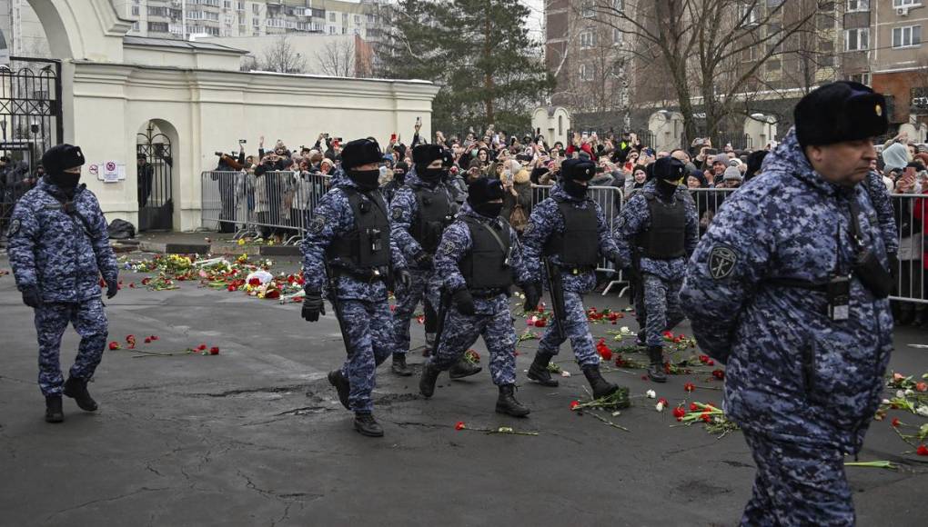 Miles asisten al funeral de Navalny en Moscú entre temores de arrestos