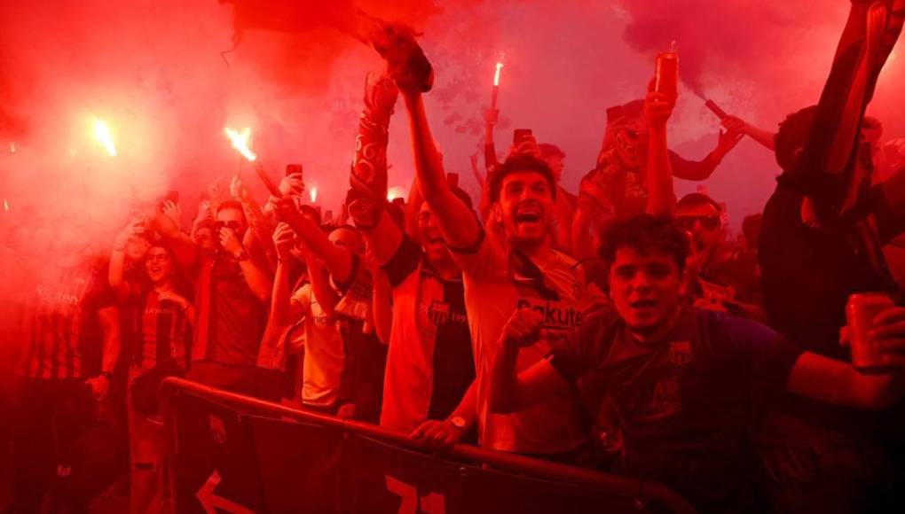 Atacan bus del Barcelona y ambiente hostil para Dembélé