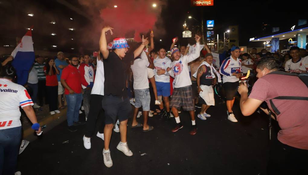 De azul, rojo y blanco se pintan las calles tras eufórica celebración olimpista en la capital