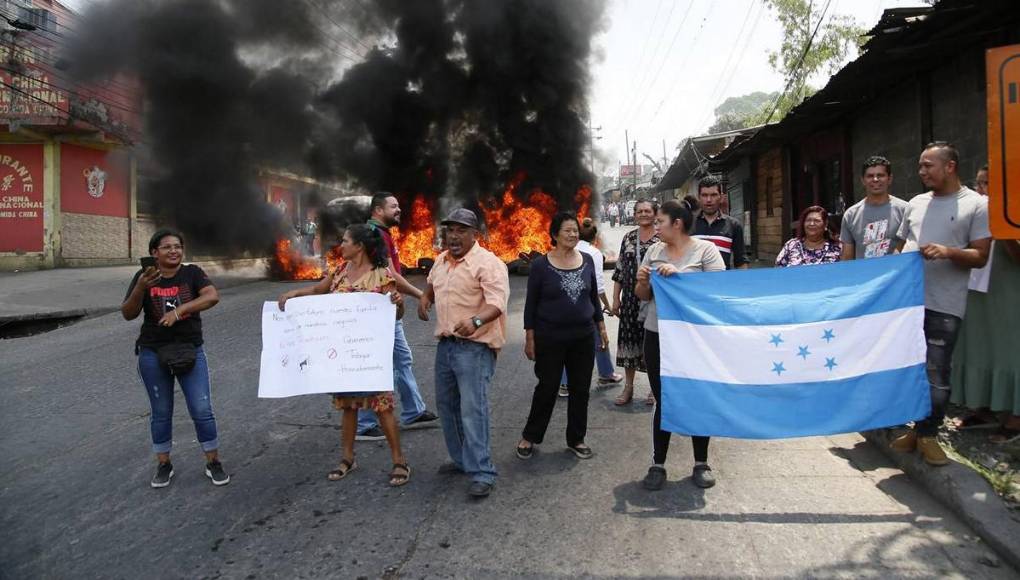 “Lo único que queremos es trabajar”: las imágenes que dejó protesta en salida a Olancho