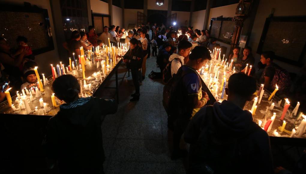 Con espectacular video mapping y oraciones: así se desarrolló la alborada a la Virgen de Suyapa