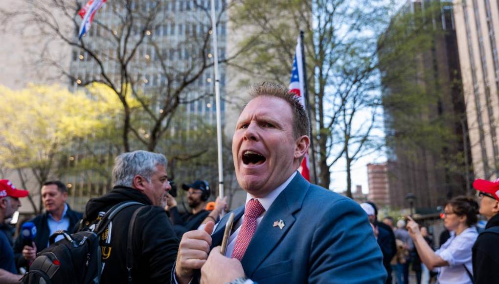 Juicio de Trump: a favor y en contra protestan afuera del tribunal en NY