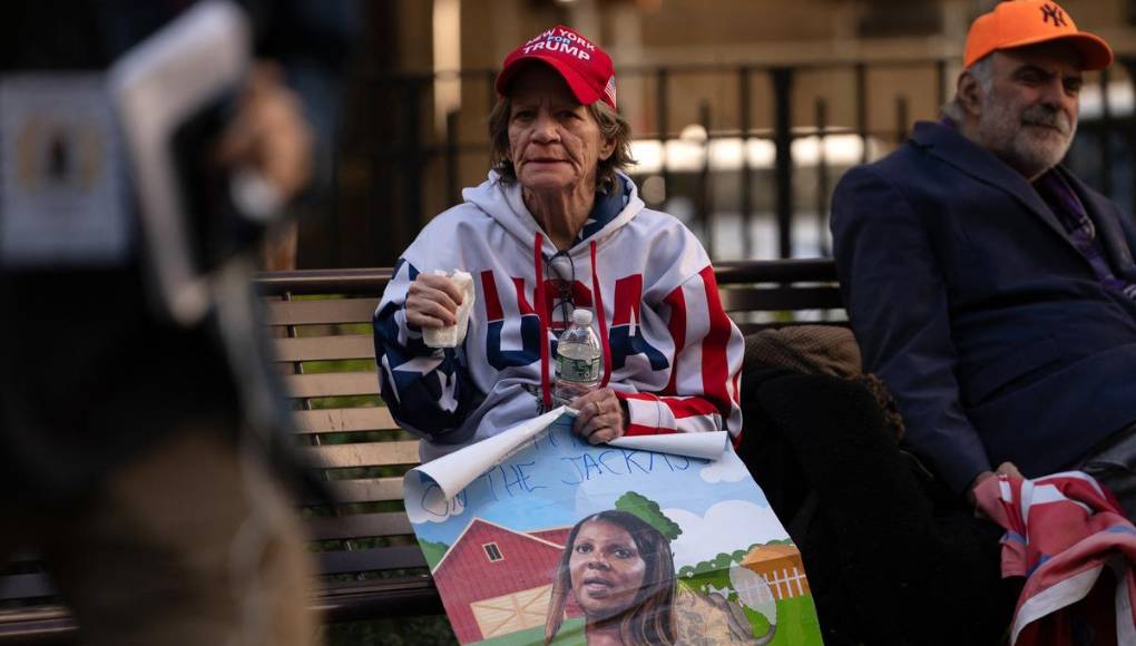 Juicio de Trump: a favor y en contra protestan afuera del tribunal en NY