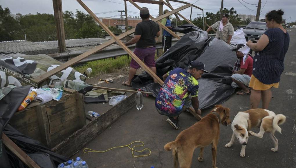 Miles de damnificados por inundaciones en Brasil son refugiados en albergues