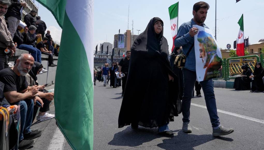 Las imágenes del multitudinario funeral del presidente de Irán, Ebrahim Raisi