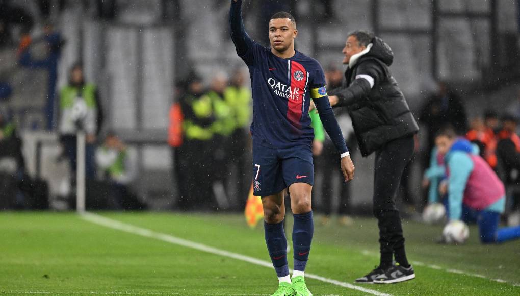 Mbappé no dirige la palabra ni voltea a ver a Luis Enrique luego de sustituirlo en triunfo de PSG