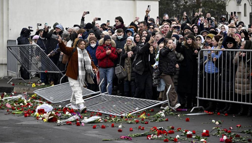 Miles asisten al funeral de Navalny en Moscú entre temores de arrestos