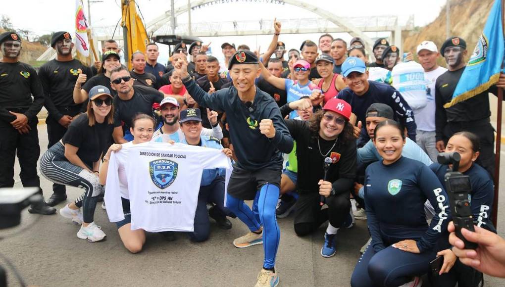 “Un japonés, cinco estrellas, macizo y héroe”: Shin Fujiyama recibe cariño de los hondureños durante reto por la educación