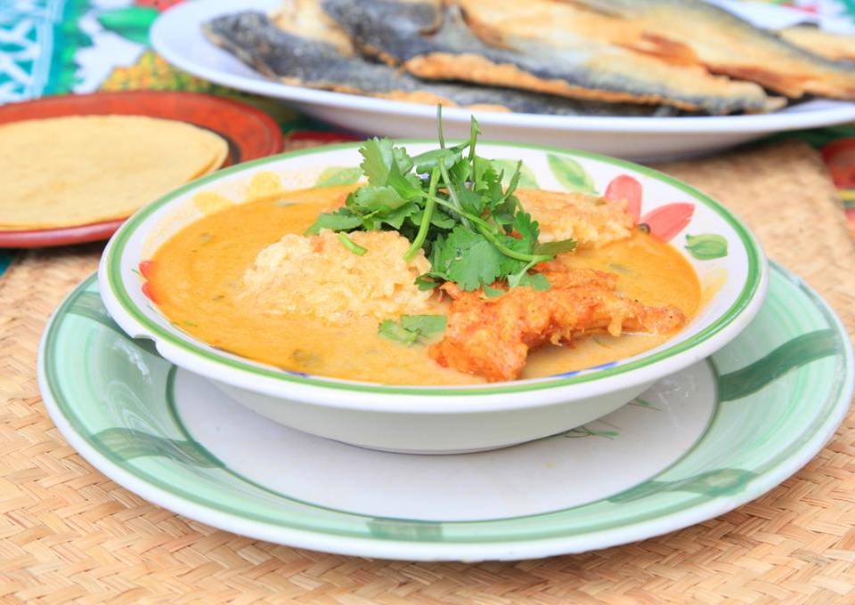 Puedes acompañar la sopa de pescado con arroz blanco, tortillas, limón y una buena bebida fría a tu gusto.