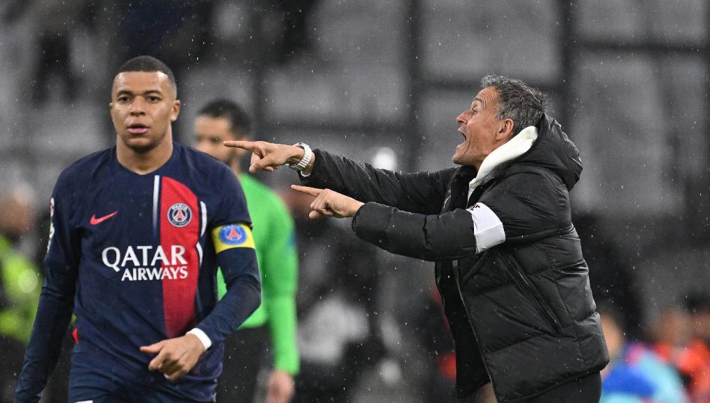 Mbappé no dirige la palabra ni voltea a ver a Luis Enrique luego de sustituirlo en triunfo de PSG