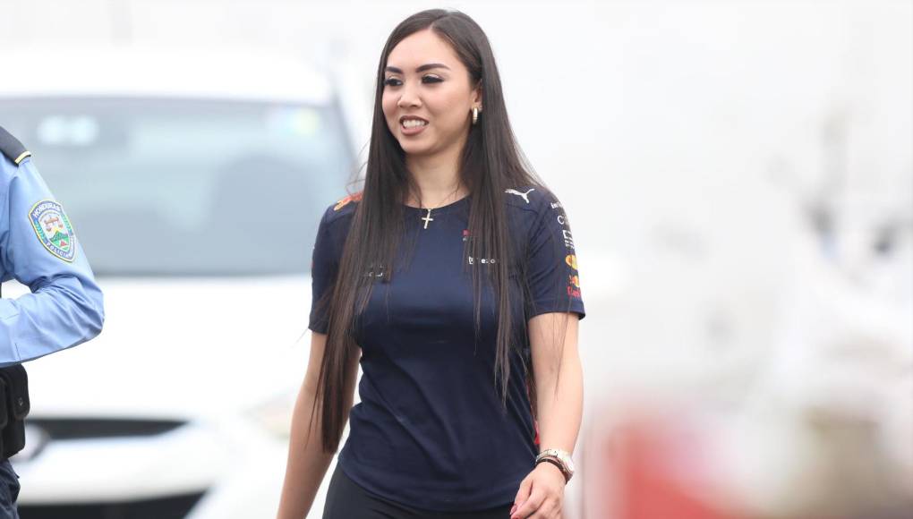 Las bellas aficionadas que llegaron al Olimpia- Motagua, una chica del león se llevó las miradas
