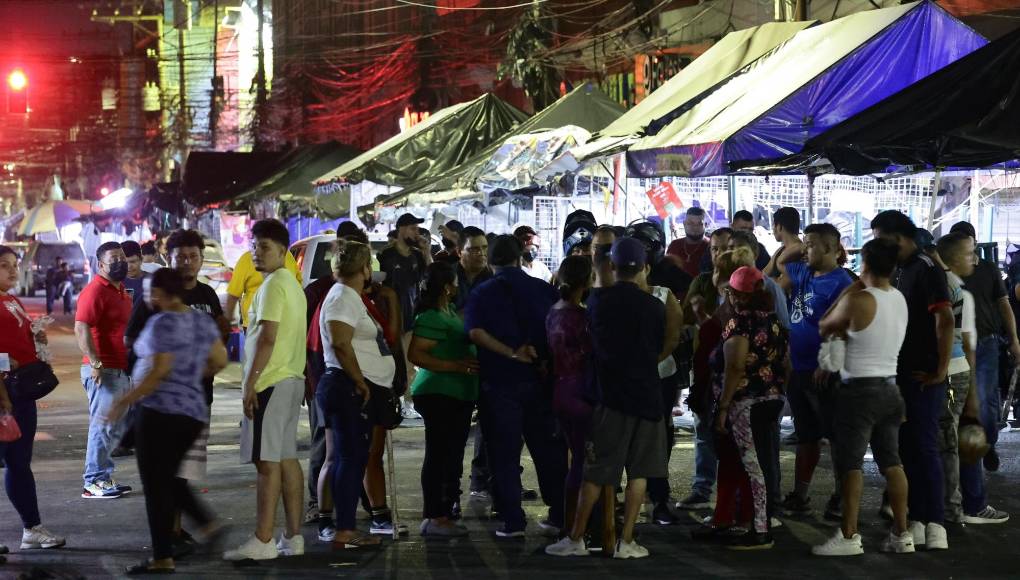 Con quema de llantas y cierre de calles, vendedores se niegan a desalojos en SPS