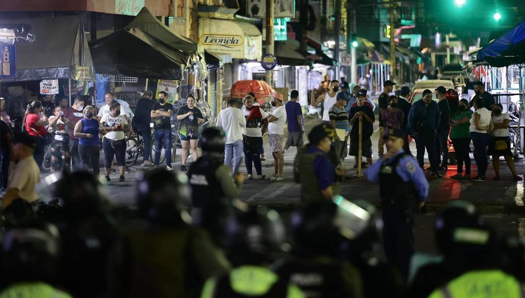 Con quema de llantas y cierre de calles, vendedores se niegan a desalojos en SPS