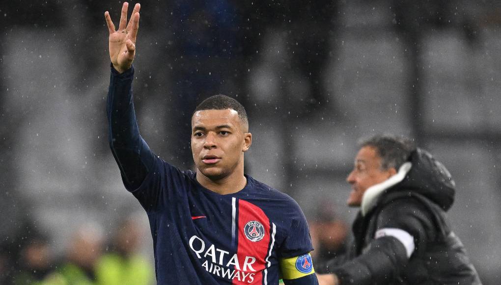 Mbappé no dirige la palabra ni voltea a ver a Luis Enrique luego de sustituirlo en triunfo de PSG