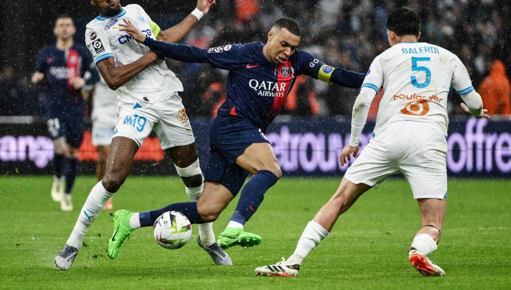 Mbappé no dirige la palabra ni voltea a ver a Luis Enrique luego de sustituirlo en triunfo de PSG