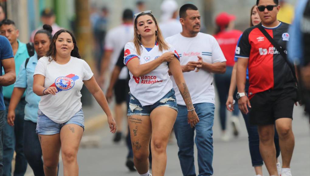 Las bellas aficionadas que llegaron al Olimpia- Motagua, una chica del león se llevó las miradas