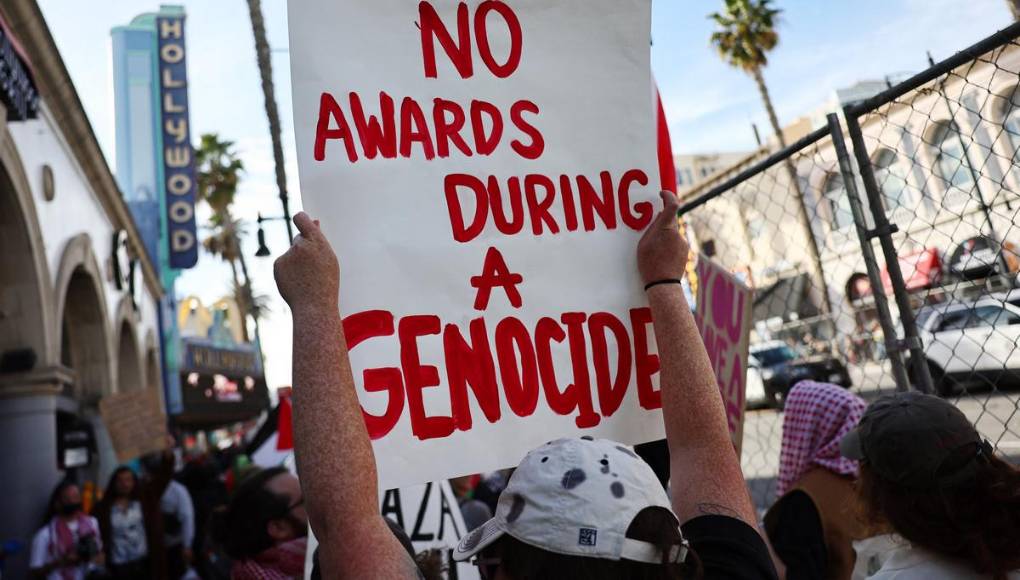 Piden por los niños en Palestina afuera del teatro Dolby de Los Ángeles