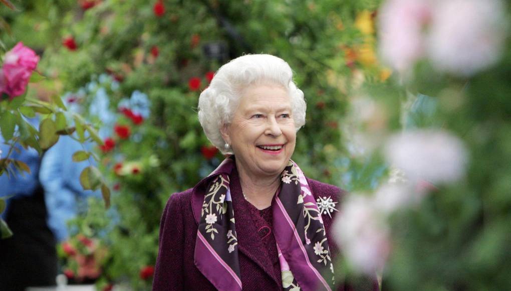 No tenía pasaporte, era dueña de todos los cisnes y celebraba dos cumpleaños: Los privilegios que tenía la reina Isabel II
