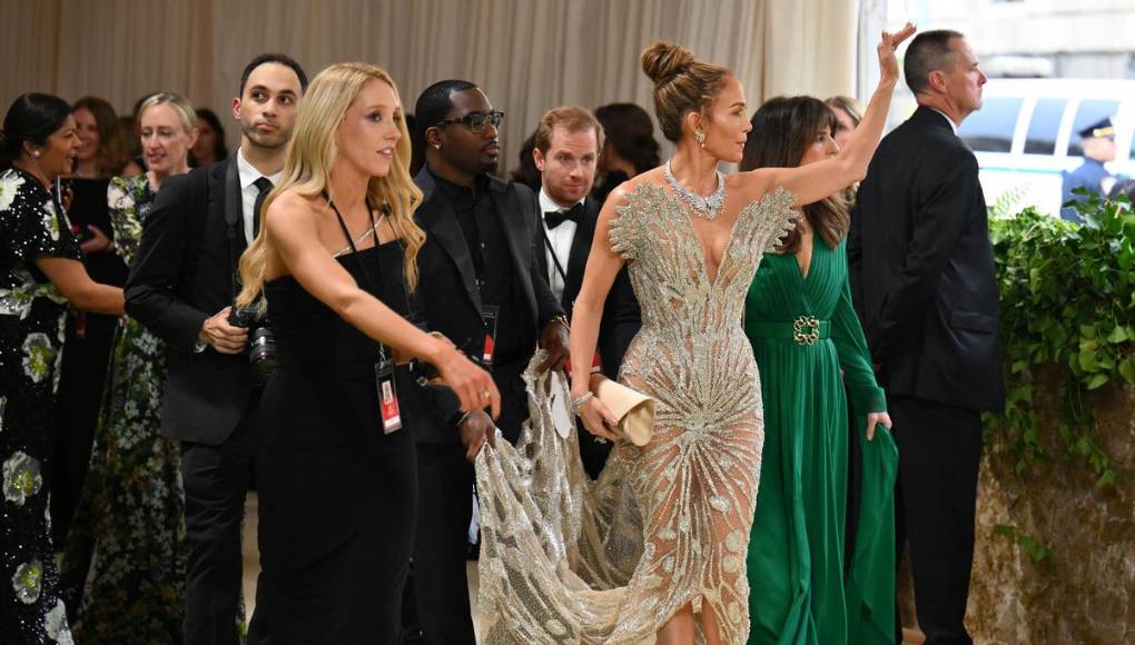 Jennifer López y su brillante look en la Met Gala 2024