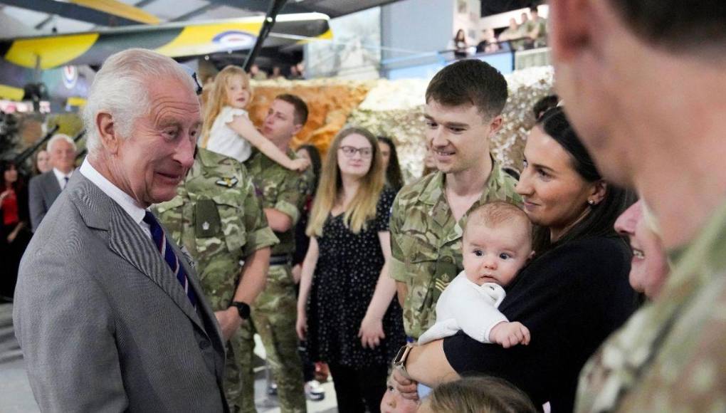 El Rey Carlos III entrega a William un cargo militar prometido a Harry