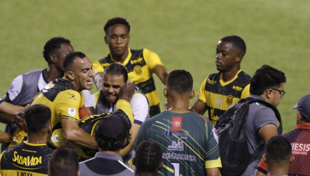 Bronca, empujones y expulsiones en el Real España vs Génesis