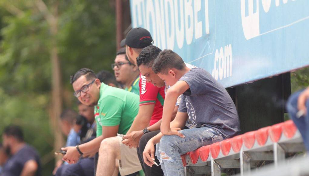 Bajo el fuerte Sol, aficionados de Marathón hacen largas filas en el Yankel