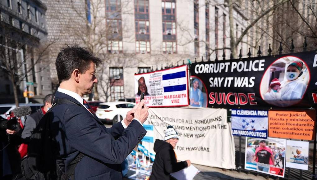 “Quiero mostrárselo al juez”: Renato Stabile graba protesta frente a Corte de Nueva York