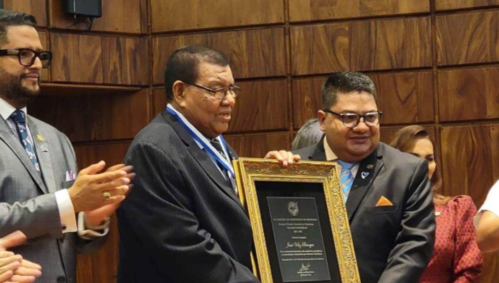 Las imágenes que dejó la entrega del premio Álvaro Contreras a Jesús Vélez