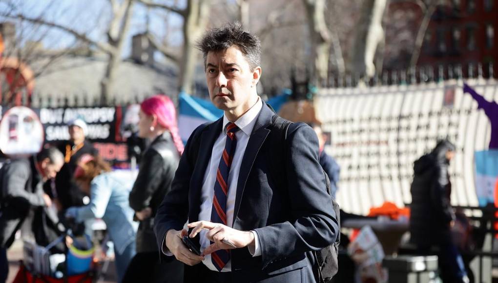 “Quiero mostrárselo al juez”: Renato Stabile graba protesta frente a Corte de Nueva York