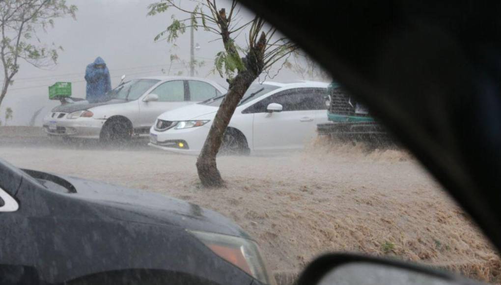 Intensas lluvias dejan calles inundadas y tráfico en Tegucigalpa