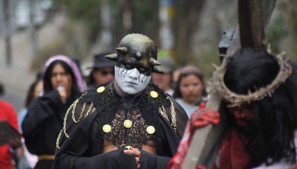 Impactante: La crucifixión de Jesús en el Vía Crucis de la iglesia El Calvario
