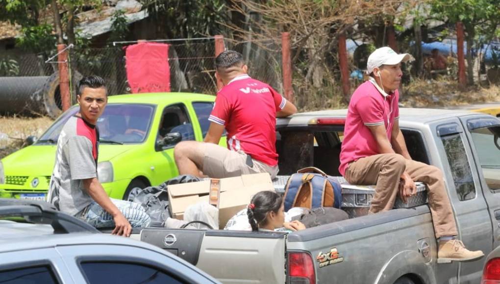 Cansados y asoleados: familias retornan a la capital tras feriado de Semana Santa