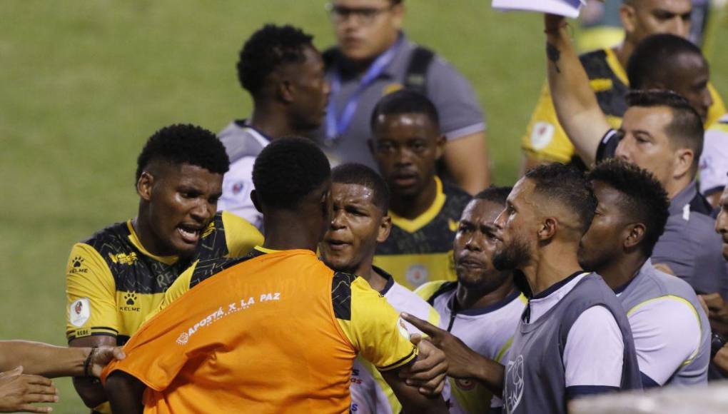 Bronca, empujones y expulsiones en el Real España vs Génesis