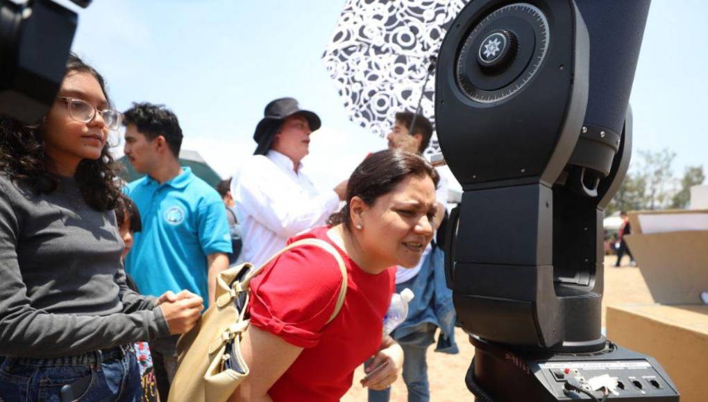 Primeras imágenes del eclipse solar en Honduras