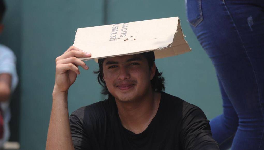 Bajo el fuerte Sol, aficionados de Marathón hacen largas filas en el Yankel