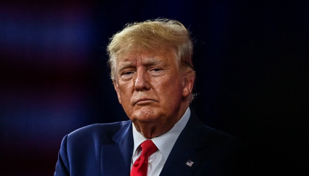 Secretos, aventuras y soborno: El escándalo que sienta a Trump en el banquillo