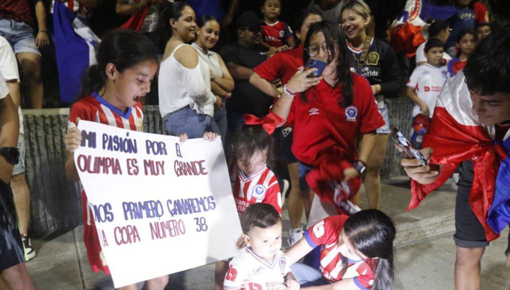 ¡Fiesta blanca en SPS! Así recibieron a Olimpia previo a la final contra Marathón