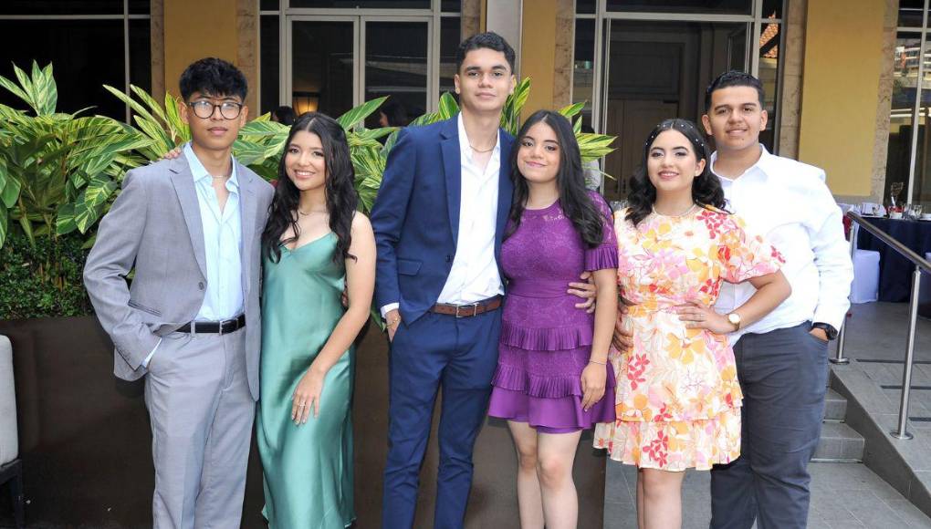 Seniors 2024 de England School protagonizan refinada cita matutina