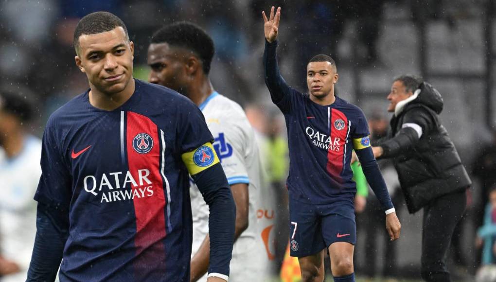 Mbappé no dirige la palabra ni voltea a ver a Luis Enrique luego de sustituirlo en triunfo de PSG