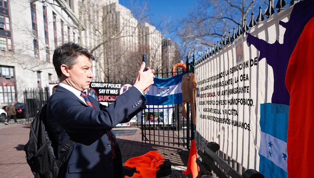 “Quiero mostrárselo al juez”: Renato Stabile graba protesta frente a Corte de Nueva York