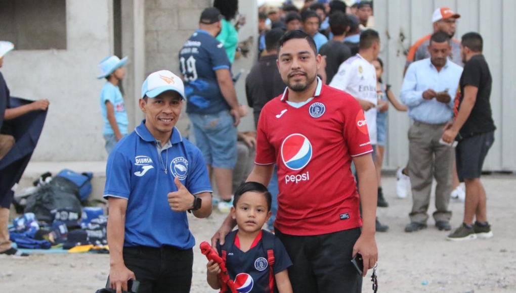 ¡LLEGA LA REVO! Las chicas roban miradas y Comayagua viste de Azul