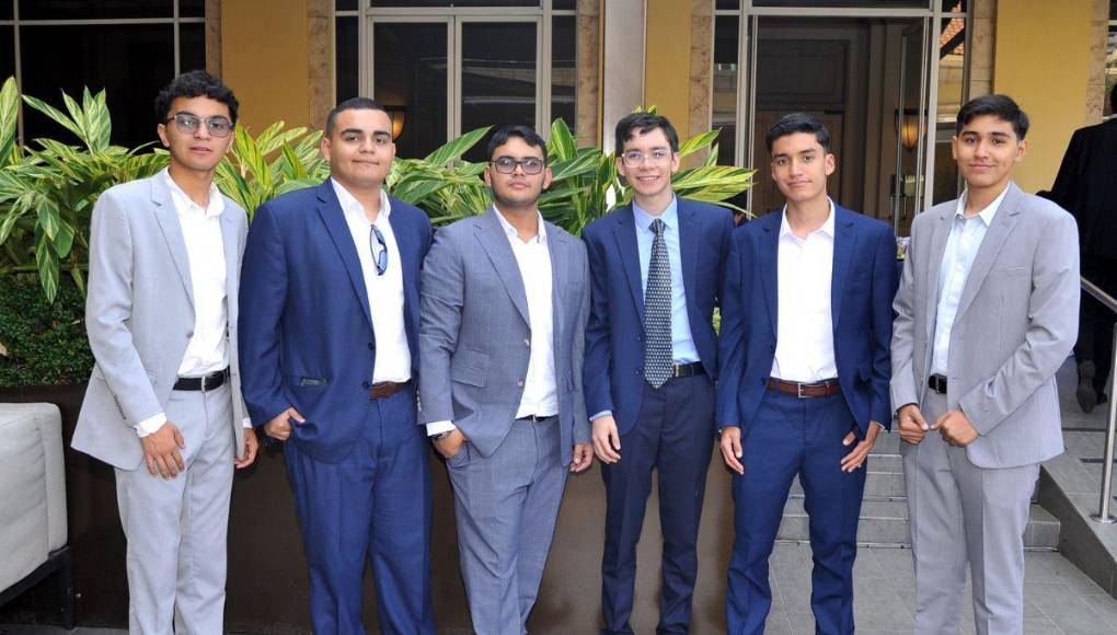 Seniors 2024 de England School protagonizan refinada cita matutina