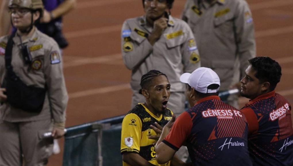 Bronca, empujones y expulsiones en el Real España vs Génesis