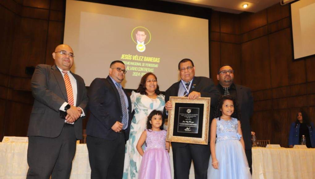 Las imágenes que dejó la entrega del premio Álvaro Contreras a Jesús Vélez