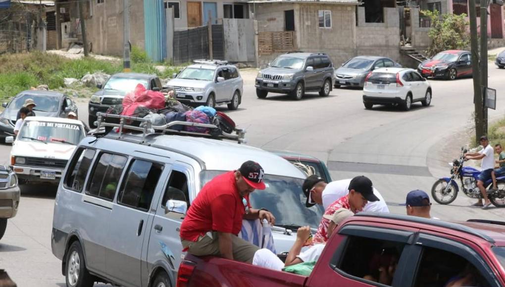 Caravanas de veraneantes abarrotan salidas al Sur y al Norte de la capital