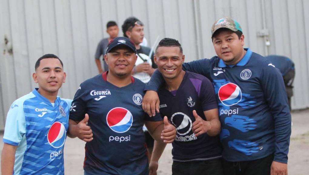 ¡LLEGA LA REVO! Las chicas roban miradas y Comayagua viste de Azul